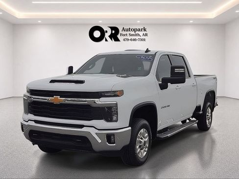 Used 2025 Chevrolet Silverado 2500 LT w/ Convenience Package AWD/4WD image 2