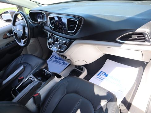 Used 2018 Chrysler Pacifica Touring-L Plus FWD image 29