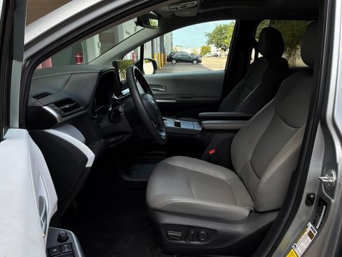 Used 2025 Toyota Sienna XLE FWD image 10