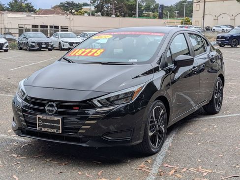 Used 2024 Nissan Versa SR FWD image 2