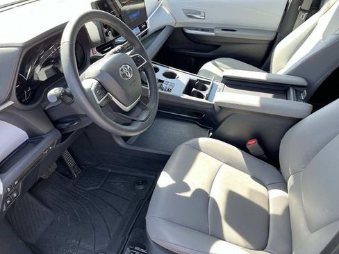 Used 2025 Toyota Sienna XLE image 26