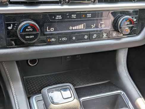 Used 2022 Nissan Pathfinder SV AWD/4WD image 24