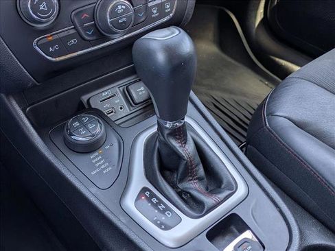 Used 2018 Jeep Cherokee Trailhawk w/ Comfort/Convenience Group AWD/4WD image 12