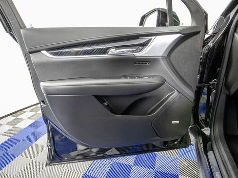 Used 2025 Cadillac XT6 Premium Luxury image 15