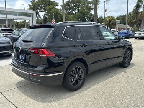 Certified 2022 Volkswagen Tiguan SE w/ Panoramic Sunroof Package FWD image 4