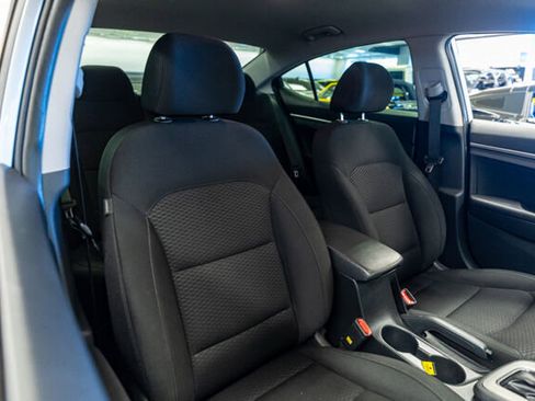 Used 2019 Hyundai Elantra SE w/ Winter Weather Package image 17