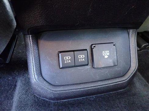 Used 2021 Toyota Highlander Limited image 12