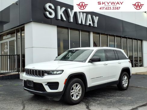 Used 2024 Jeep Grand Cherokee Laredo AWD/4WD image 1