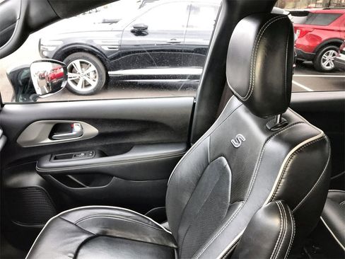 Used 2023 Chrysler Pacifica Limited w/ S Appearance Package image 25