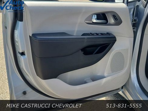 Used 2023 Chrysler Pacifica Touring-L FWD image 23