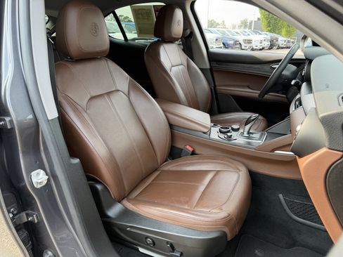 Used 2018 Alfa Romeo Stelvio AWD image 32