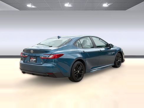 Used 2025 Toyota Camry SE image 9