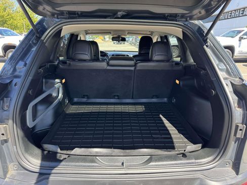 Used 2018 Jeep Cherokee Latitude Plus w/ Cold Weather Group AWD/4WD image 13