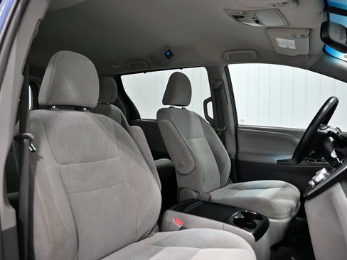 Used 2017 Toyota Sienna LE FWD image 21
