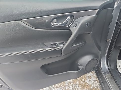 Used 2018 Nissan Rogue SV w/ Premium Package image 12