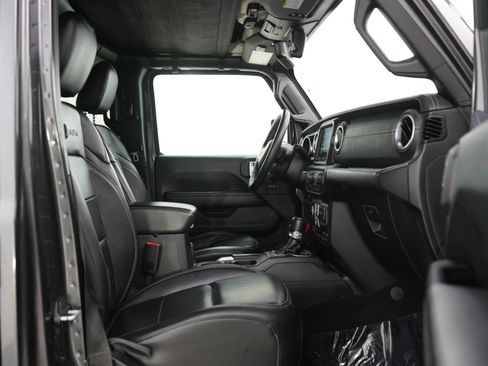 Used 2018 Jeep Wrangler Unlimited Sahara AWD/4WD image 11