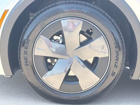 Used 2025 Toyota Prius LE FWD image 31