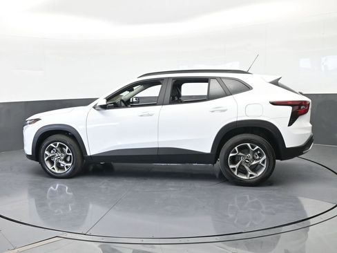 Used 2025 Chevrolet Trax LT w/ LT Convenience Package image 3