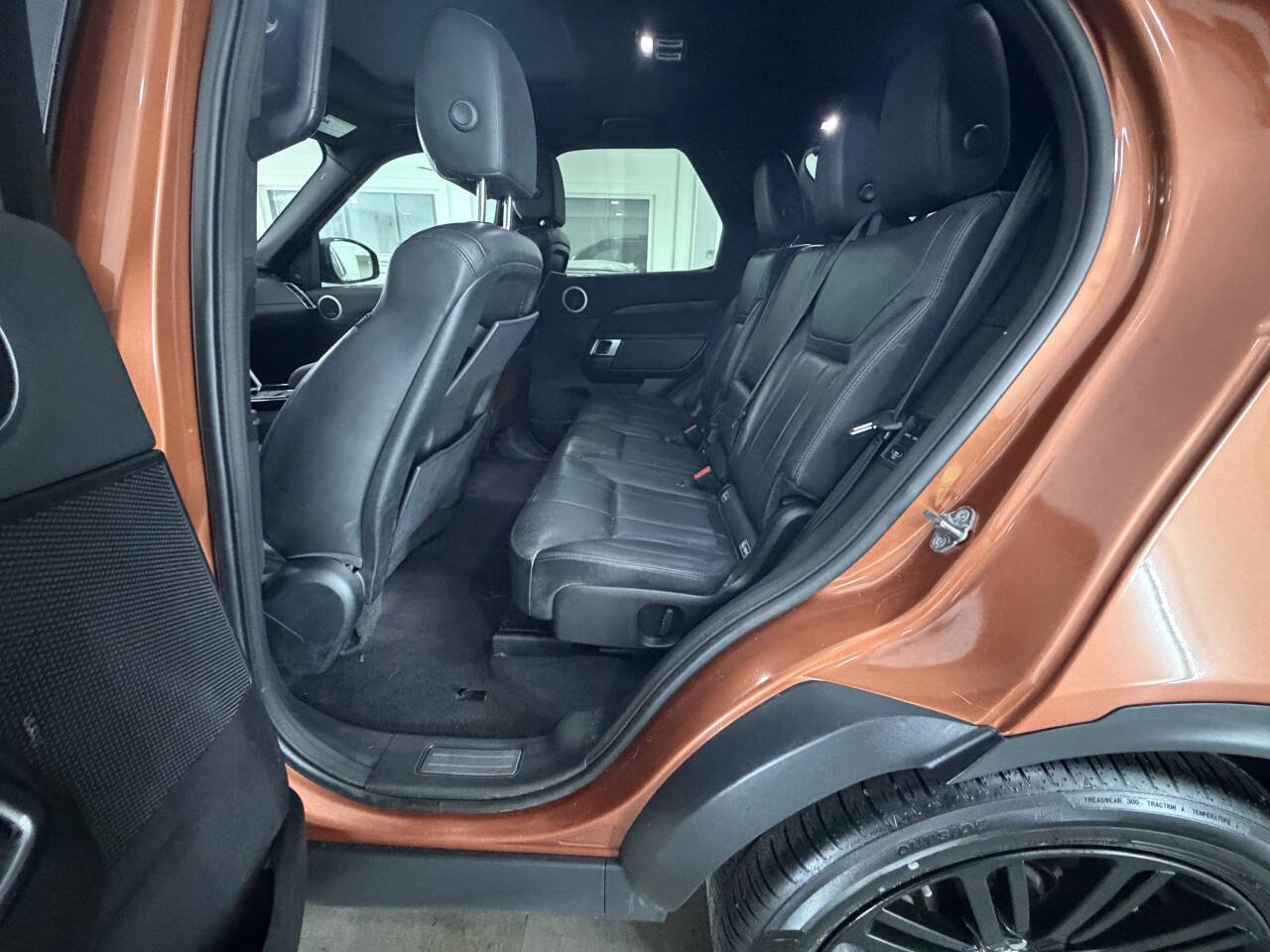 Used 2017 Land Rover Discovery HSE AWD/4WD image 21