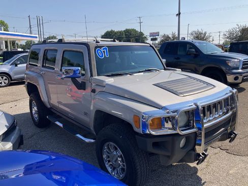 Used 2007 HUMMER H3 image 2