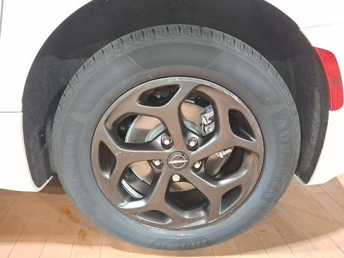 Used 2024 Chrysler Pacifica Select image 8