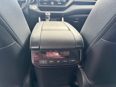 Used 2022 Toyota Highlander XLE AWD/4WD image 14