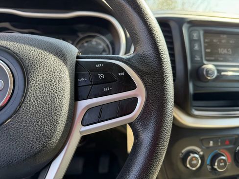 Used 2017 Jeep Cherokee Sport image 15