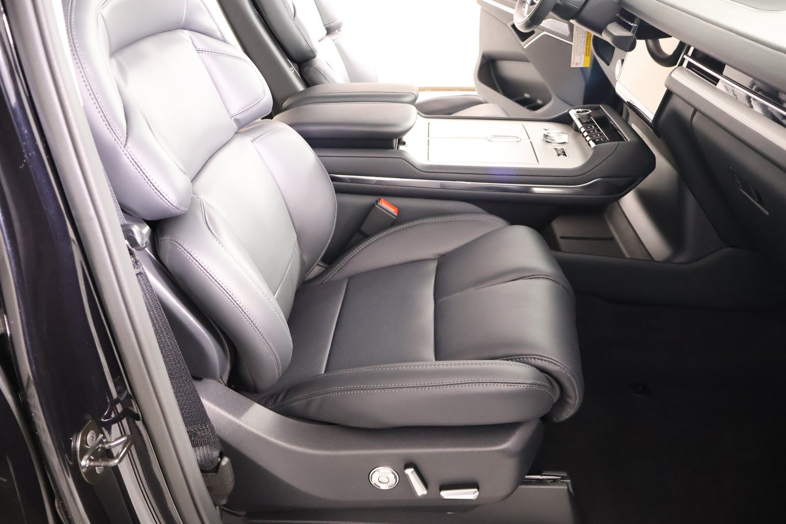 New 2026 Lincoln Navigator Premiere AWD/4WD image 15