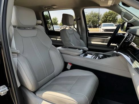 Used 2022 Jeep Wagoneer Series III AWD/4WD image 34