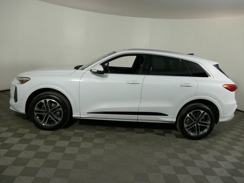 Certified 2025 Audi Q5 2.0T Premium Plus w/ Premium Plus image 6