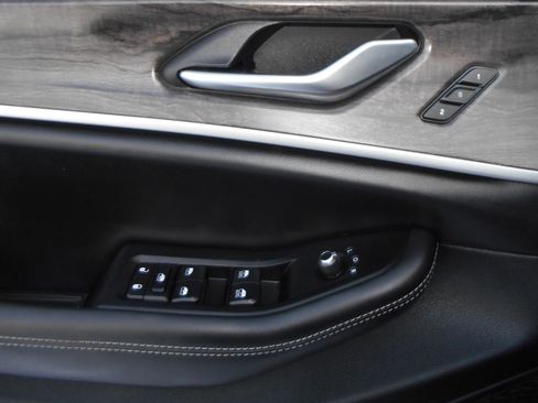 Certified 2024 Jeep Grand Cherokee Limited w/ Black Appearance Package image 14