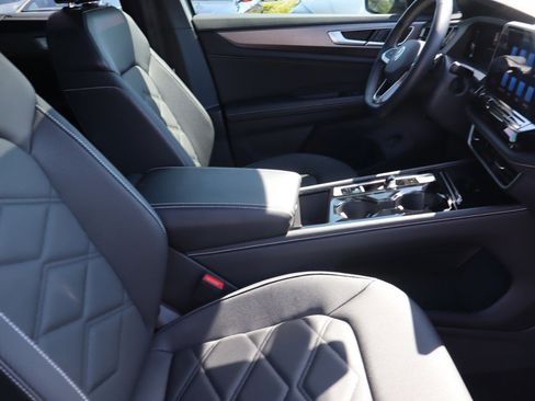 Used 2024 Volkswagen Atlas Cross Sport SE w/ Panoramic Sunroof Package image 13