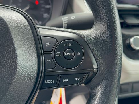 Used 2024 Toyota Corolla Cross L image 17