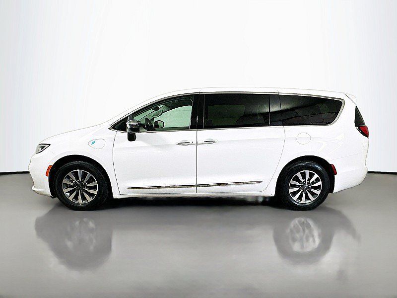 Used 2023 Chrysler Pacifica Limited FWD image 4