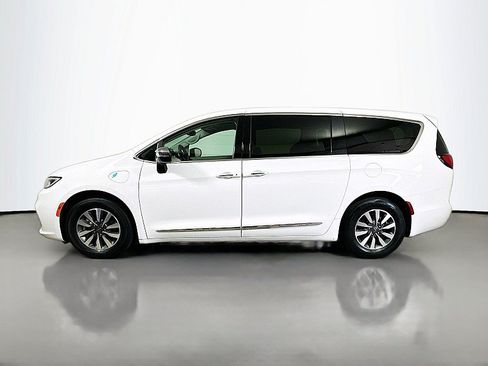 Used 2023 Chrysler Pacifica Limited FWD image 4