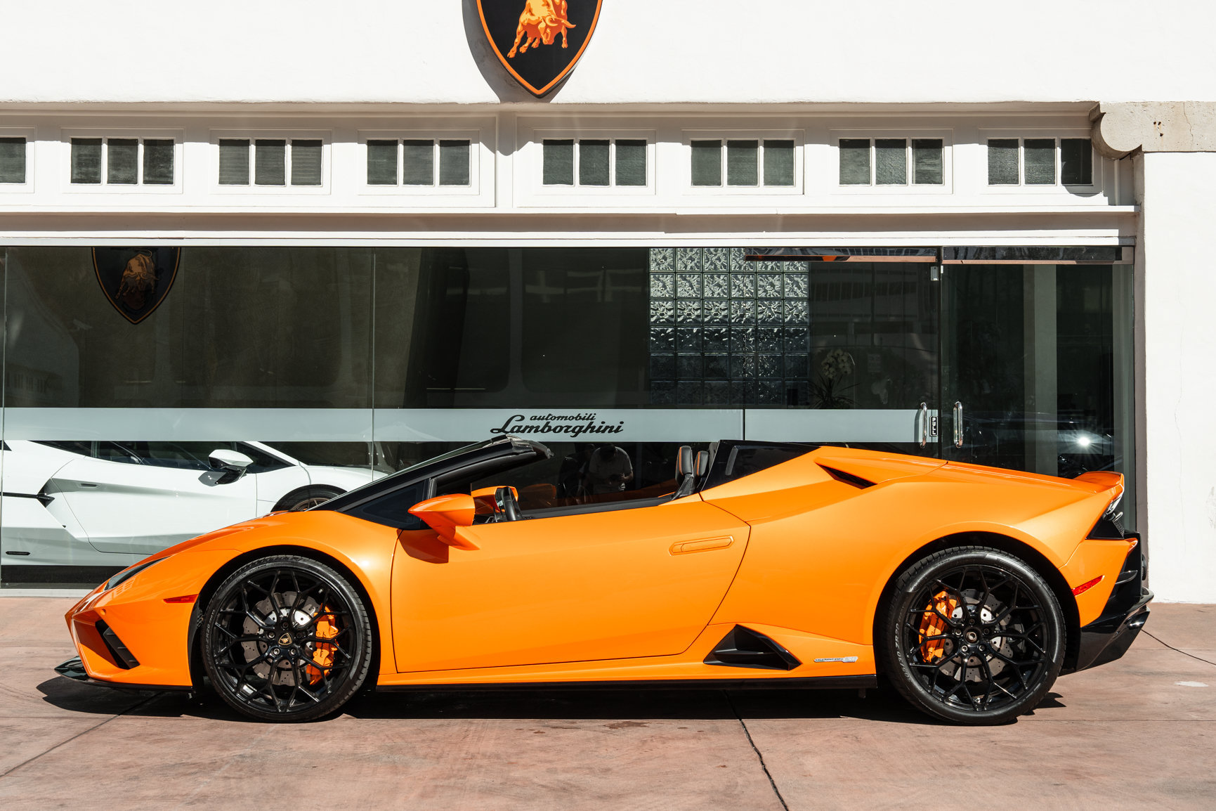 Used 2020 Lamborghini Huracan EVO RWD image 2