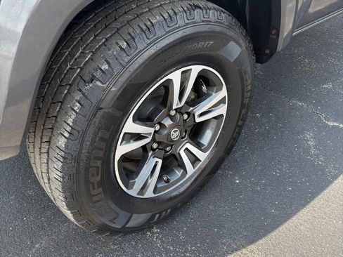 Used 2017 Toyota Tacoma SR5 image 19