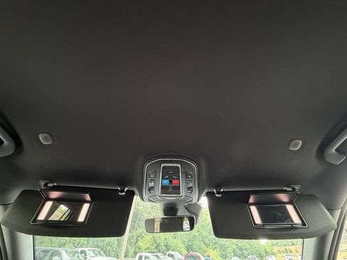 Used 2025 Jeep Grand Cherokee Laredo w/ Luxury Tech Group I AWD/4WD image 34