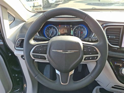 Certified 2022 Chrysler Pacifica Touring-L image 19