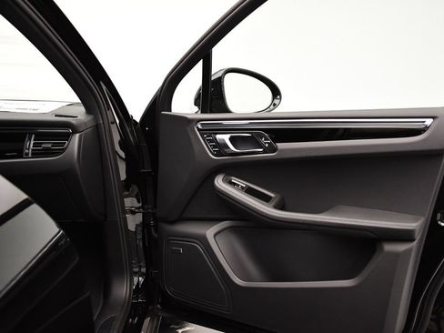 Used 2025 Porsche Macan image 46