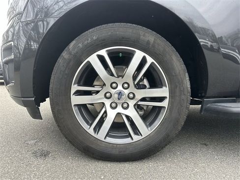 Used 2024 Ford Expedition Limited image 11