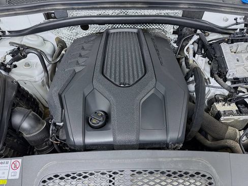 Certified 2023 Porsche Macan AWD/4WD image 31