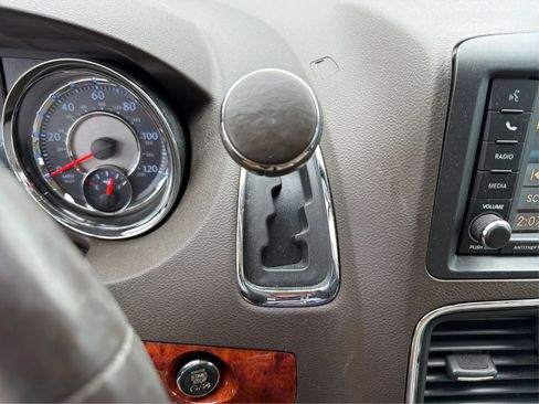 Used 2016 Chrysler Town & Country Touring-L FWD image 31