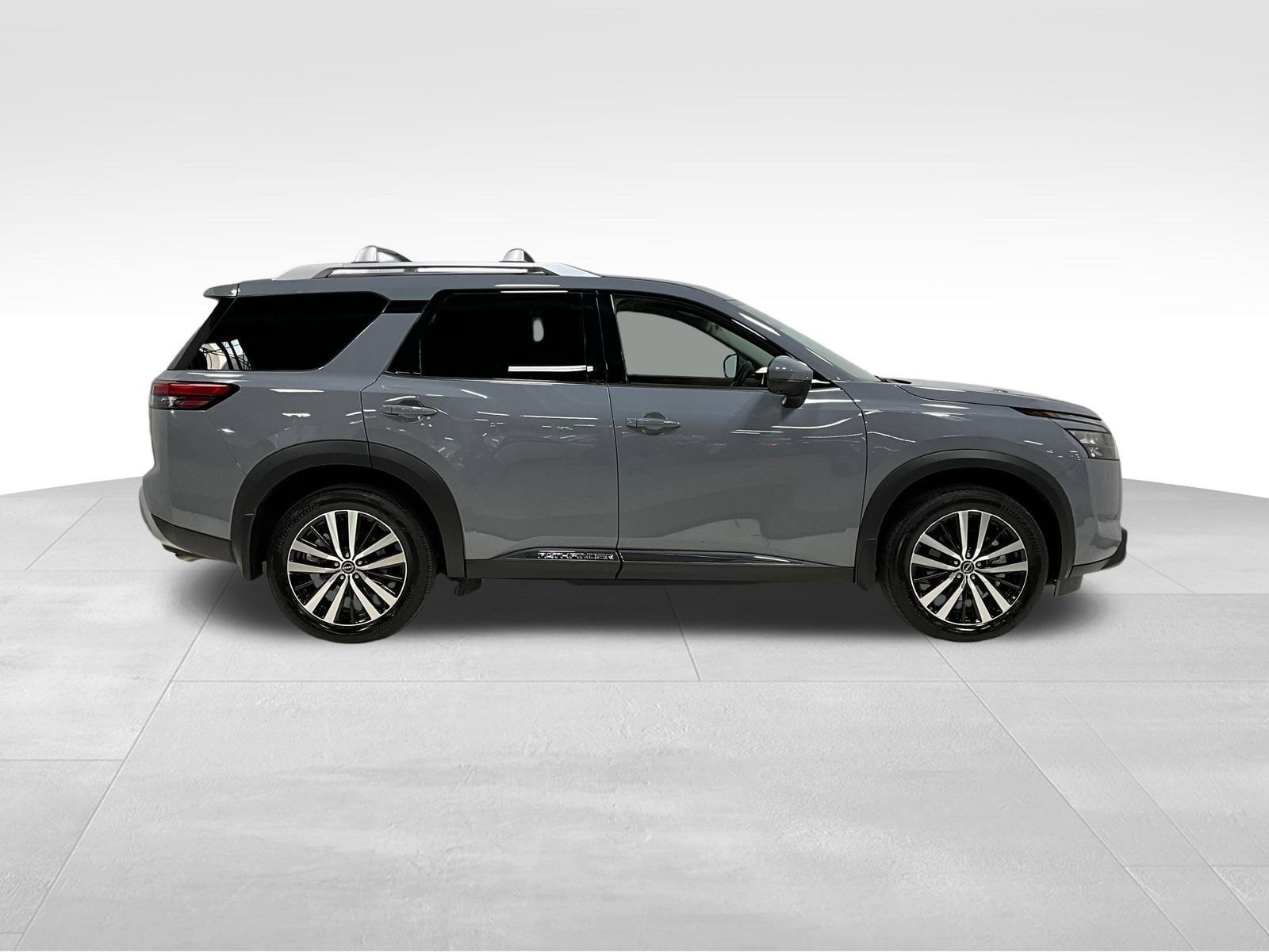 Used 2025 Nissan Pathfinder Platinum w/ Cargo Package AWD/4WD image 4