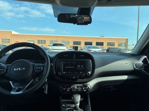 Used 2025 Kia Soul LX w/ LX Technology Package FWD image 31