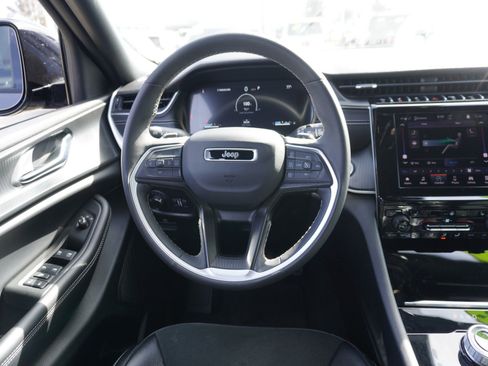 Used 2025 Jeep Grand Cherokee L Laredo image 17