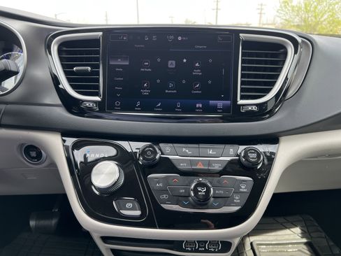 Used 2022 Chrysler Pacifica Touring-L image 28