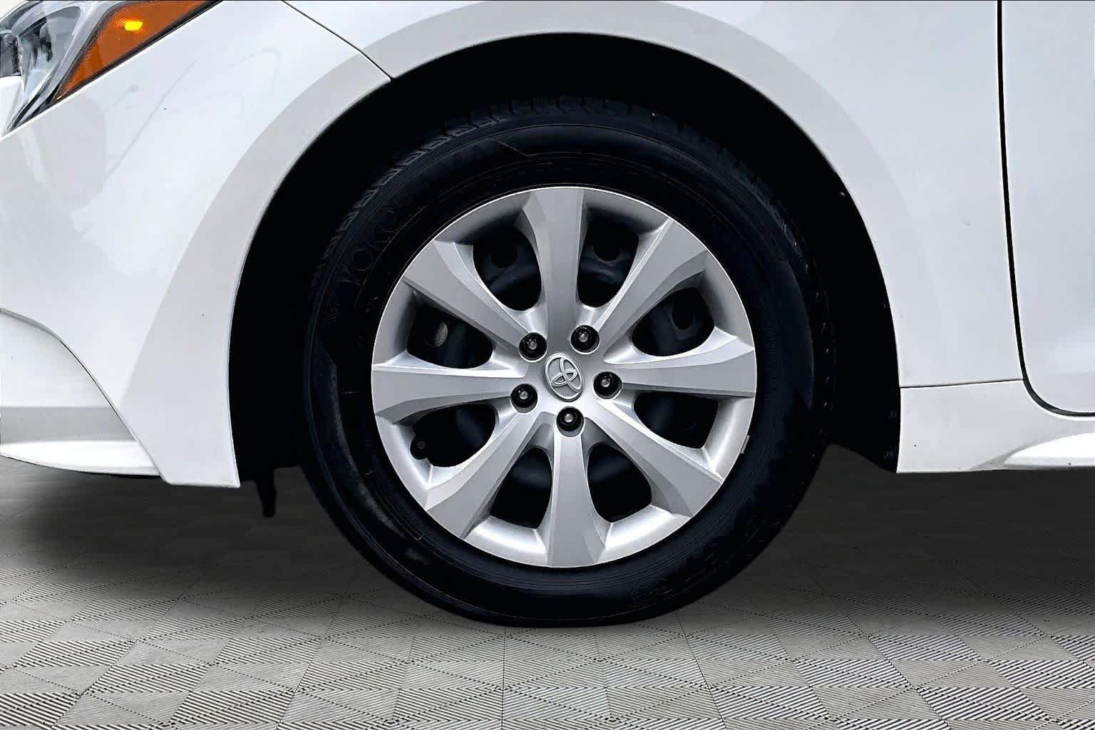 Used 2025 Toyota Corolla LE FWD image 11