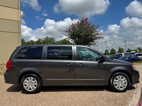 Used 2018 Dodge Grand Caravan SE w/ UConnect Hands-Free Group FWD image 10