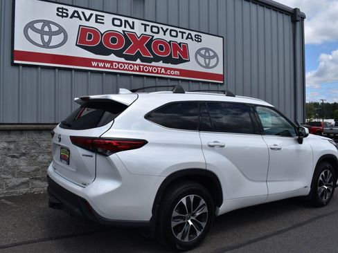 Used 2022 Toyota Highlander XLE AWD/4WD image 5